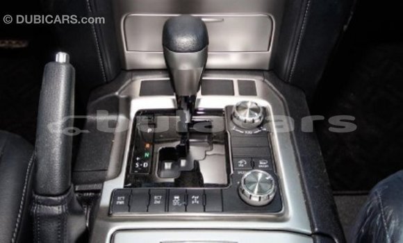 Acheter Import Voiture Toyota Land Cruiser Blanc à Import - Dubai, Central Acheter Import Voiture Toyota Land Cruiser Blanc à Import - Dubai, Central