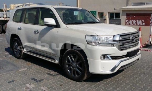 Buy Import Toyota Land Cruiser White Car in Import - Dubai in Central Buy Import Toyota Land Cruiser White Car in Import - Dubai in Central