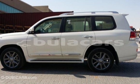 Buy Import Toyota Land Cruiser White Car in Import - Dubai in Central Buy Import Toyota Land Cruiser White Car in Import - Dubai in Central