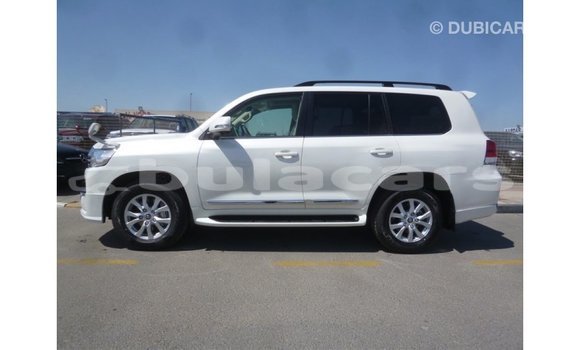 Acheter Import Voiture Toyota Land Cruiser Blanc à Import - Dubai, Central Acheter Import Voiture Toyota Land Cruiser Blanc à Import - Dubai, Central