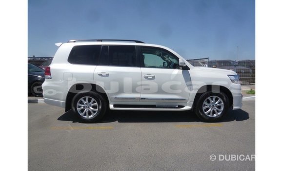 Acheter Import Voiture Toyota Land Cruiser Blanc à Import - Dubai, Central Acheter Import Voiture Toyota Land Cruiser Blanc à Import - Dubai, Central