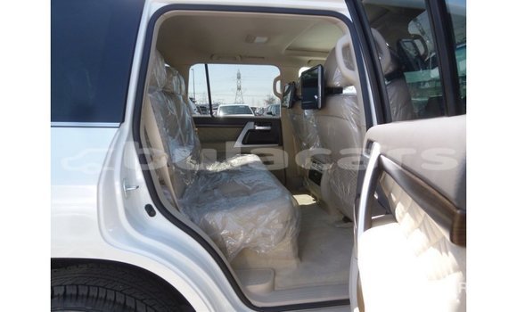 Acheter Import Voiture Toyota Land Cruiser Blanc à Import - Dubai, Central Acheter Import Voiture Toyota Land Cruiser Blanc à Import - Dubai, Central