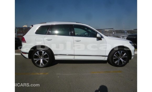 Acheter Import Voiture Volkswagen Touareg Blanc à Import - Dubai, Central Acheter Import Voiture Volkswagen Touareg Blanc à Import - Dubai, Central
