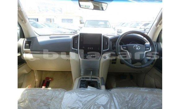 Buy Import Toyota Land Cruiser White Car in Import - Dubai in Central Buy Import Toyota Land Cruiser White Car in Import - Dubai in Central