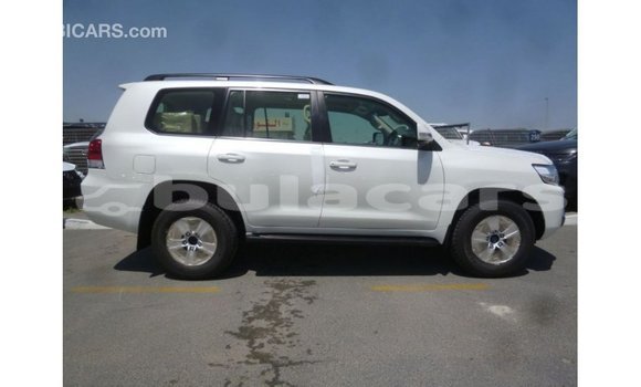 Buy Import Toyota Land Cruiser White Car in Import - Dubai in Central Buy Import Toyota Land Cruiser White Car in Import - Dubai in Central