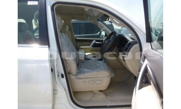 Buy Import Toyota Land Cruiser White Car in Import - Dubai in Central Buy Import Toyota Land Cruiser White Car in Import - Dubai in Central