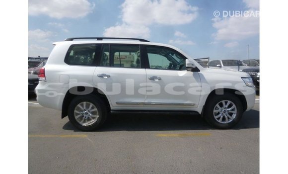 Acheter Import Voiture Toyota Land Cruiser Blanc à Import - Dubai, Central Acheter Import Voiture Toyota Land Cruiser Blanc à Import - Dubai, Central