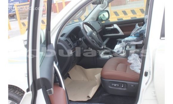 Buy Import Toyota Land Cruiser White Car in Import - Dubai in Central Buy Import Toyota Land Cruiser White Car in Import - Dubai in Central