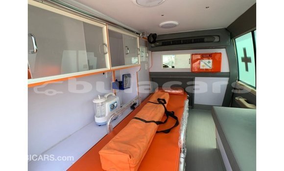 Acheter Import Voiture Toyota Land Cruiser Beige à Import - Dubai, Central Acheter Import Voiture Toyota Land Cruiser Beige à Import - Dubai, Central