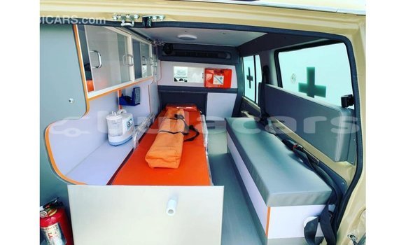 Acheter Import Voiture Toyota Land Cruiser Beige à Import - Dubai, Central Acheter Import Voiture Toyota Land Cruiser Beige à Import - Dubai, Central