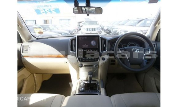 Buy Import Toyota Land Cruiser White Car in Import - Dubai in Central Buy Import Toyota Land Cruiser White Car in Import - Dubai in Central