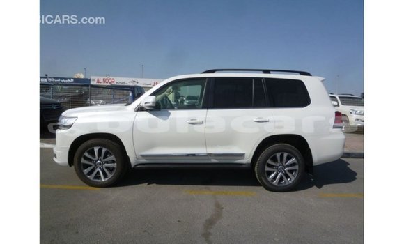 Buy Import Toyota Land Cruiser White Car in Import - Dubai in Central Buy Import Toyota Land Cruiser White Car in Import - Dubai in Central
