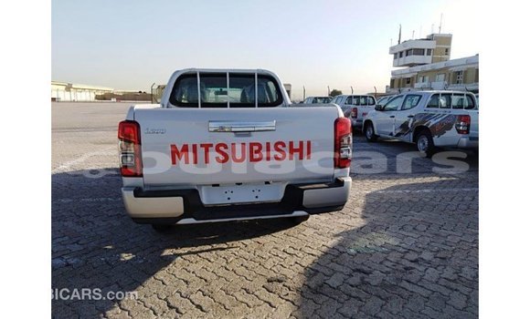 Acheter Import Voiture Mitsubishi L200 Blanc à Import - Dubai, Central Acheter Import Voiture Mitsubishi L200 Blanc à Import - Dubai, Central
