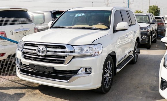 Acheter Import Voiture Toyota Land Cruiser Blanc à Import - Dubai, Central Acheter Import Voiture Toyota Land Cruiser Blanc à Import - Dubai, Central