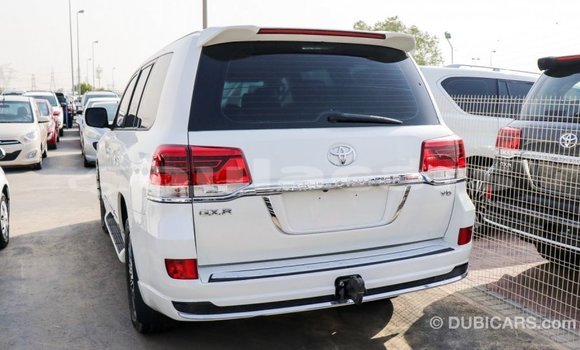 Acheter Import Voiture Toyota Land Cruiser Blanc à Import - Dubai, Central Acheter Import Voiture Toyota Land Cruiser Blanc à Import - Dubai, Central
