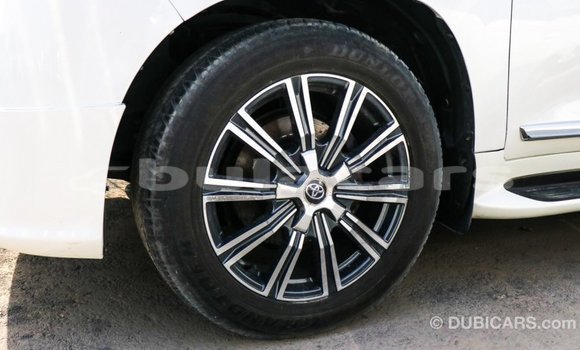 Acheter Import Voiture Toyota Land Cruiser Blanc à Import - Dubai, Central Acheter Import Voiture Toyota Land Cruiser Blanc à Import - Dubai, Central