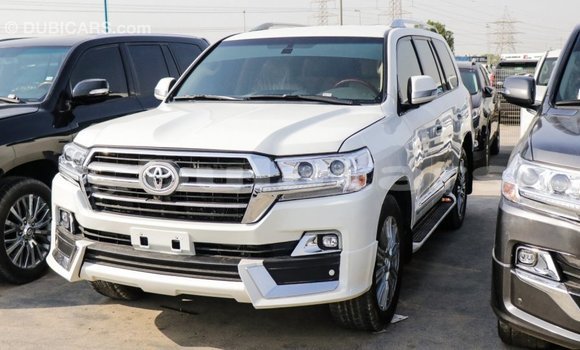 Acheter Import Voiture Toyota Land Cruiser Blanc à Import - Dubai, Central Acheter Import Voiture Toyota Land Cruiser Blanc à Import - Dubai, Central