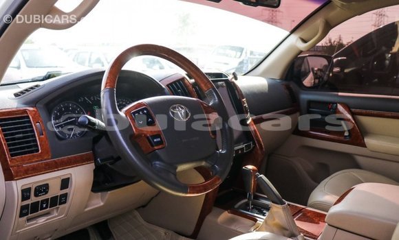 Acheter Import Voiture Toyota Land Cruiser Blanc à Import - Dubai, Central Acheter Import Voiture Toyota Land Cruiser Blanc à Import - Dubai, Central