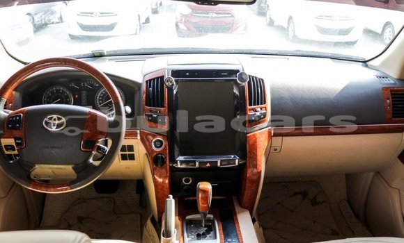Acheter Import Voiture Toyota Land Cruiser Blanc à Import - Dubai, Central Acheter Import Voiture Toyota Land Cruiser Blanc à Import - Dubai, Central