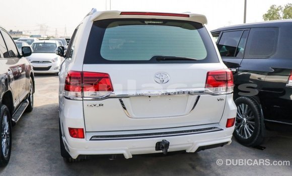 Acheter Import Voiture Toyota Land Cruiser Blanc à Import - Dubai, Central Acheter Import Voiture Toyota Land Cruiser Blanc à Import - Dubai, Central