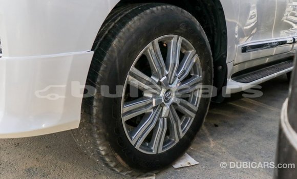 Acheter Import Voiture Toyota Land Cruiser Blanc à Import - Dubai, Central Acheter Import Voiture Toyota Land Cruiser Blanc à Import - Dubai, Central