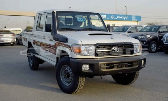 Acheter Import Voiture Toyota Land Cruiser Blanc à Import - Dubai, Central Acheter Import Voiture Toyota Land Cruiser Blanc à Import - Dubai, Central