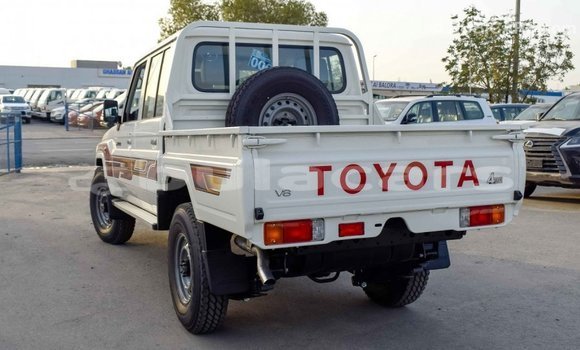Acheter Import Voiture Toyota Land Cruiser Blanc à Import - Dubai, Central Acheter Import Voiture Toyota Land Cruiser Blanc à Import - Dubai, Central
