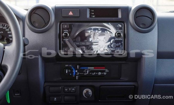 Acheter Import Voiture Toyota Land Cruiser Blanc à Import - Dubai, Central Acheter Import Voiture Toyota Land Cruiser Blanc à Import - Dubai, Central