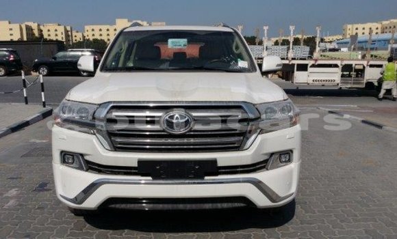 Acheter Import Voiture Toyota Land Cruiser Blanc à Import - Dubai, Central Acheter Import Voiture Toyota Land Cruiser Blanc à Import - Dubai, Central