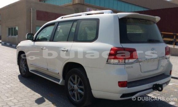 Acheter Import Voiture Toyota Land Cruiser Blanc à Import - Dubai, Central Acheter Import Voiture Toyota Land Cruiser Blanc à Import - Dubai, Central