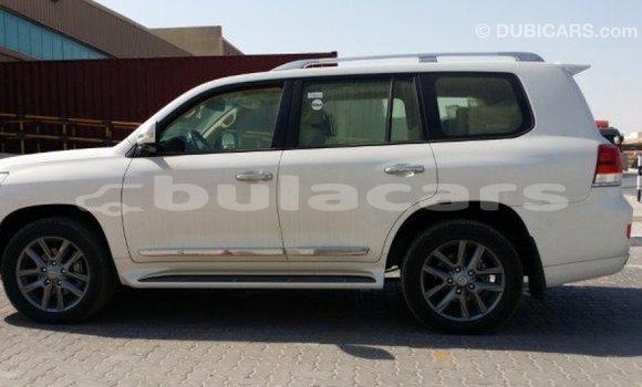 Acheter Import Voiture Toyota Land Cruiser Blanc à Import - Dubai, Central Acheter Import Voiture Toyota Land Cruiser Blanc à Import - Dubai, Central