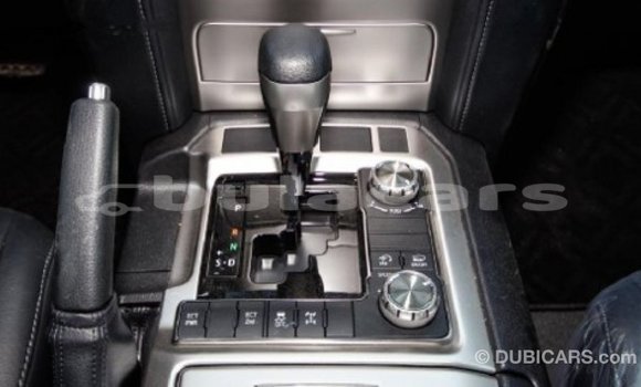 Acheter Import Voiture Toyota Land Cruiser Blanc à Import - Dubai, Central Acheter Import Voiture Toyota Land Cruiser Blanc à Import - Dubai, Central