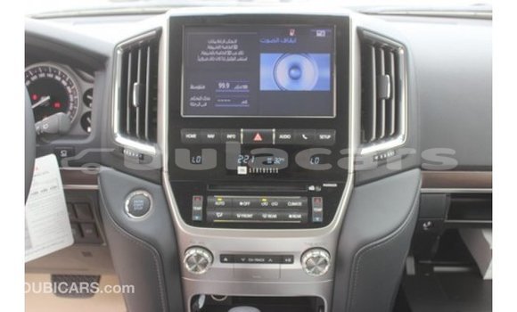 Buy Import Toyota Land Cruiser White Car in Import - Dubai in Central Buy Import Toyota Land Cruiser White Car in Import - Dubai in Central