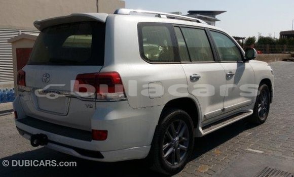 Acheter Import Voiture Toyota Land Cruiser Blanc à Import - Dubai, Central Acheter Import Voiture Toyota Land Cruiser Blanc à Import - Dubai, Central