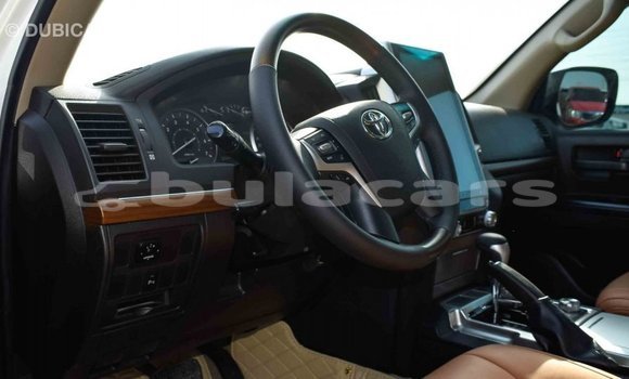 Buy Import Toyota Land Cruiser White Car in Import - Dubai in Central Buy Import Toyota Land Cruiser White Car in Import - Dubai in Central