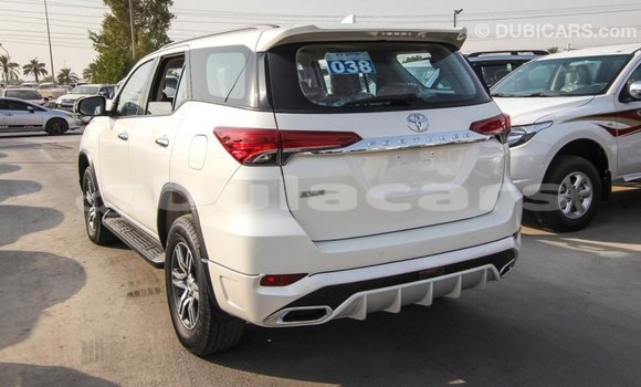 Acheter Import Voiture Toyota Fortuner Blanc à Import - Dubai, Central Acheter Import Voiture Toyota Fortuner Blanc à Import - Dubai, Central