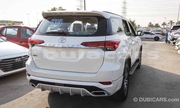 Acheter Import Voiture Toyota Fortuner Blanc à Import - Dubai, Central Acheter Import Voiture Toyota Fortuner Blanc à Import - Dubai, Central