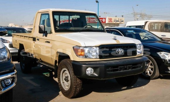 Acheter Import Voiture Toyota Land Cruiser Beige à Import - Dubai, Central Acheter Import Voiture Toyota Land Cruiser Beige à Import - Dubai, Central