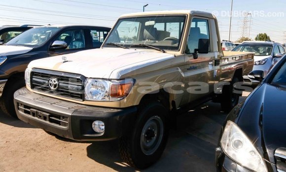 Acheter Import Voiture Toyota Land Cruiser Beige à Import - Dubai, Central Acheter Import Voiture Toyota Land Cruiser Beige à Import - Dubai, Central