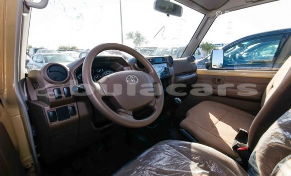 Acheter Import Voiture Toyota Land Cruiser Beige à Import - Dubai, Central Acheter Import Voiture Toyota Land Cruiser Beige à Import - Dubai, Central