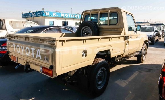 Acheter Import Voiture Toyota Land Cruiser Beige à Import - Dubai, Central Acheter Import Voiture Toyota Land Cruiser Beige à Import - Dubai, Central