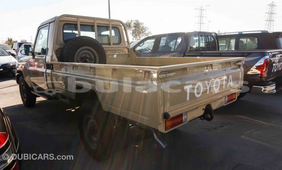 Acheter Import Voiture Toyota Land Cruiser Beige à Import - Dubai, Central Acheter Import Voiture Toyota Land Cruiser Beige à Import - Dubai, Central