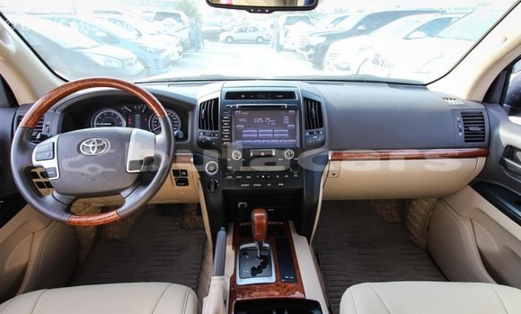 Acheter Import Voiture Toyota Land Cruiser Blanc à Import - Dubai, Central Acheter Import Voiture Toyota Land Cruiser Blanc à Import - Dubai, Central