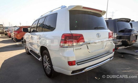 Acheter Import Voiture Toyota Land Cruiser Blanc à Import - Dubai, Central Acheter Import Voiture Toyota Land Cruiser Blanc à Import - Dubai, Central