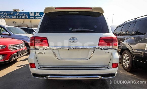 Acheter Import Voiture Toyota Land Cruiser Blanc à Import - Dubai, Central Acheter Import Voiture Toyota Land Cruiser Blanc à Import - Dubai, Central