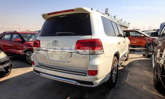 Acheter Import Voiture Toyota Land Cruiser Blanc à Import - Dubai, Central Acheter Import Voiture Toyota Land Cruiser Blanc à Import - Dubai, Central
