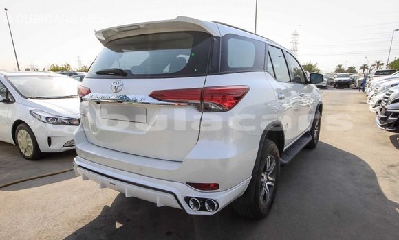 Acheter Import Voiture Toyota Fortuner Blanc à Import - Dubai, Central Acheter Import Voiture Toyota Fortuner Blanc à Import - Dubai, Central