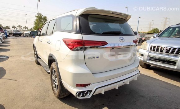 Acheter Import Voiture Toyota Fortuner Blanc à Import - Dubai, Central Acheter Import Voiture Toyota Fortuner Blanc à Import - Dubai, Central
