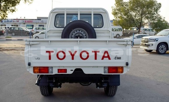 Acheter Import Voiture Toyota Land Cruiser Blanc à Import - Dubai, Central Acheter Import Voiture Toyota Land Cruiser Blanc à Import - Dubai, Central