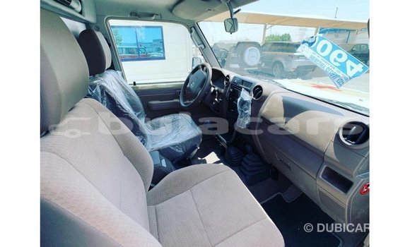 Acheter Import Voiture Toyota Land Cruiser Beige à Import - Dubai, Central Acheter Import Voiture Toyota Land Cruiser Beige à Import - Dubai, Central